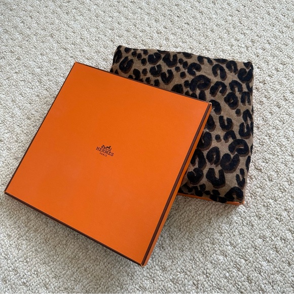 Louis Vuitton Leopard Print Stole Scarf - Picture 8 of 8